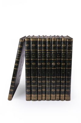 une pile de vieux livres posés les uns sur les autres