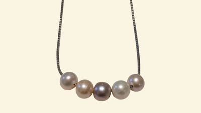 Collier en argent 925/oo retenant cinq perles de culture sur…