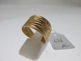 une bague en or à laquelle est attachée une étiquette