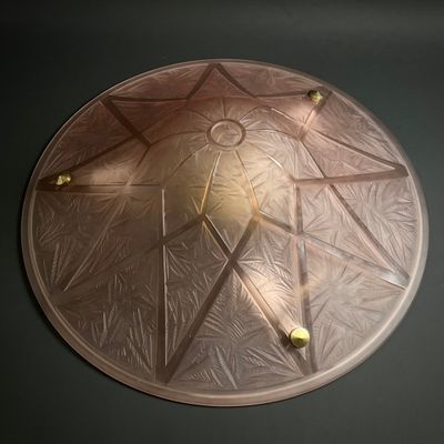 une image représentant une plaque métallique ornée d'un motif en forme d'étoile