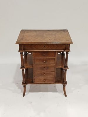 une image représentant une petite table en bois sur laquelle sont posés des tiroirs