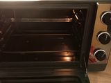 un four grille-pain posé sur une table