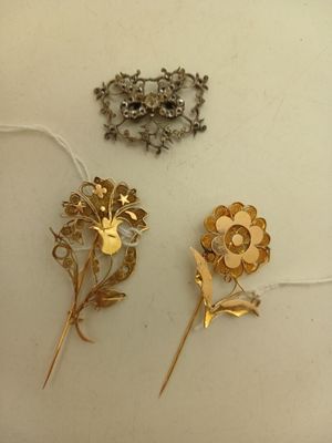 trois types différents de broches posées sur une table