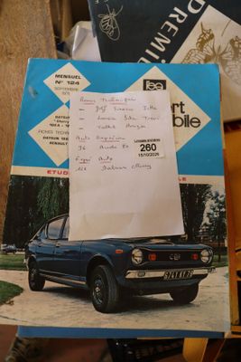 une photo d'une voiture posée sur une table
