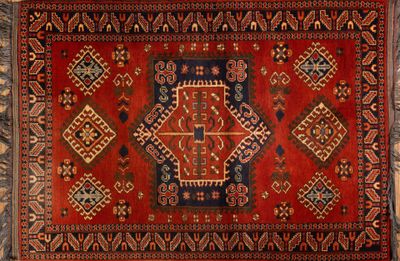 un gros plan d'un tapis orné d'un motif rouge et bleu