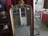 un miroir posé sur le sol d'une pièce