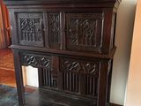 une armoire en bois sur laquelle est posé un tableau