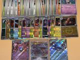 beaucoup de cartes pokemon sur la table