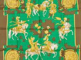 foulard en soie vert et or représentant un homme à cheval