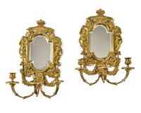 PAIRE D'APPLIQUES-MIROIR en bronze doré à trois bras de lumi…