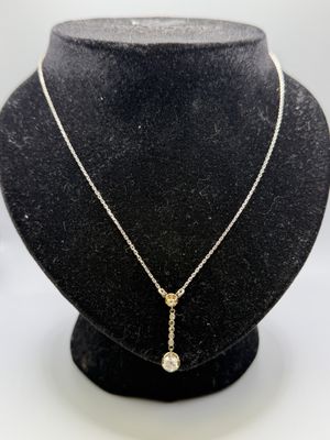 un collier en or orné d'un diamant blanc sur un mannequin noir