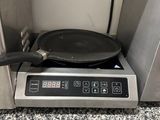 une image représentant une poêle posée sur une plaque de cuisson