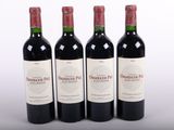 trois bouteilles de vin sont alignées sur une surface blanche