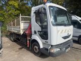 un camion blanc garé dans un parking