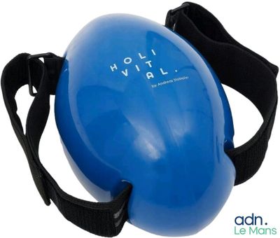 ballon de yoga bleu avec une sangle noire sur fond blanc, accompagné d'un texte