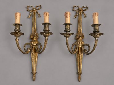 paire d'appliques murales antiques en laiton avec bougeoirs