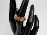 bague en zigzag rose et jaune sur la main d'un mannequin noir