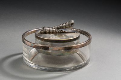 un récipient en verre muni d'un couvercle argenté et d'une vis à l'intérieur