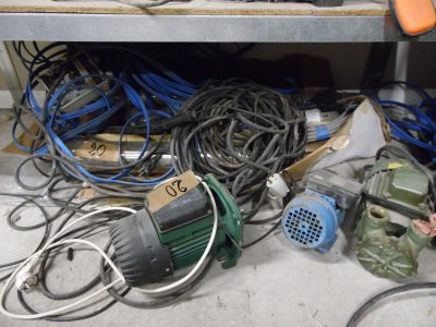 beaucoup de câbles et d'outils par terre