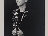 une vieille photo en noir et blanc d'une femme en veste