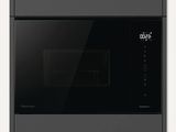une photo d'un micro-ondes noir dont la porte est ouverte