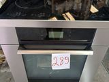un poêle posé sur une palette, avec une étiquette de prix dessus