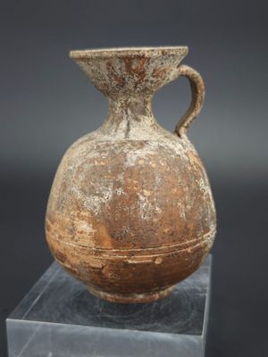 un vase posé sur une boîte transparente