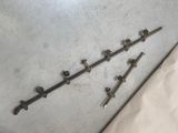 beaucoup de vis qui traînent par terre