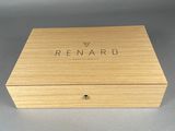 gros plan d'une boîte en bois portant un logo