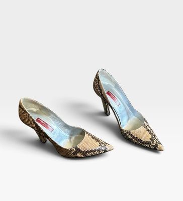 une paire d'escarpins en peau de serpent, à bout pointu et talon pointu