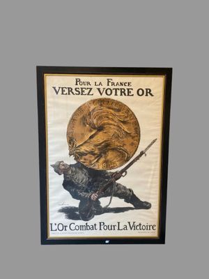 photo encadrée d'une affiche représentant un homme portant un grand disque
