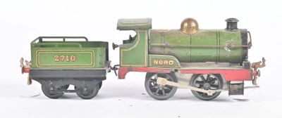 un petit train posé sur une surface blanche