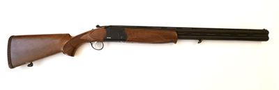 un fusil de chasse au canon en bois sur fond blanc