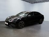 La voiture noire est garée dans la grande salle du showroom.
