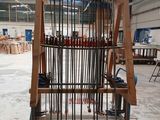 une machine qui se trouve au milieu d'un bâtiment