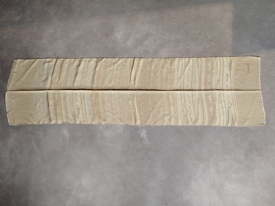 un morceau de papier qui traîne par terre