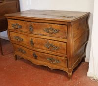 Commode tombeau en noyer mouluré sur bâti sapin ouvrant par …