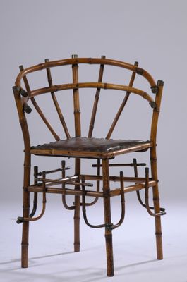 une chaise fabriquée à partir de tiges de bambou, avec une assise en cuir