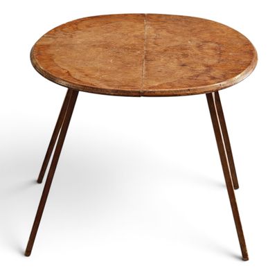 une table ronde en bois à deux pieds, avec un plateau en bois