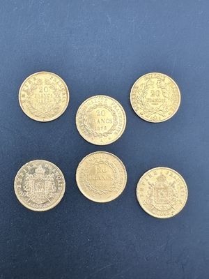 six pièces britanniques différentes sont disposées sur un fond bleu