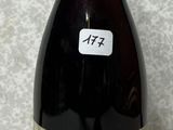 une bouteille de vin posée sur une table
