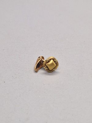 gros plan d'une bague en or sur une surface blanche