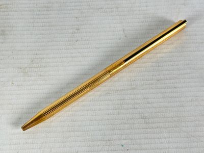 S.T. DUPONT - Stylo-bille en métal plaqué or ciselé de filet…