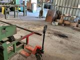 une machine placée au milieu d'une pièce