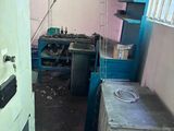 une photo d'une cuisine avec une cuisinière et une machine à laver