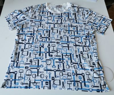 une photo d'un t-shirt orné d'un motif
