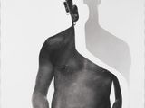 une photo en noir et blanc d'un homme tenant un couteau à la main