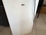 un réfrigérateur blanc placé dans une cuisine à côté d'un réfrigérateur noir