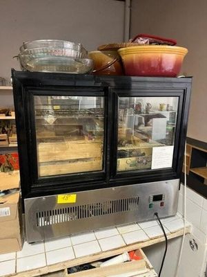 une photo d'une vitrine de comptoir contenant des produits alimentaires