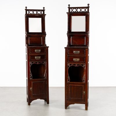 une paire d'armoires anciennes en bois surmontées de miroirs